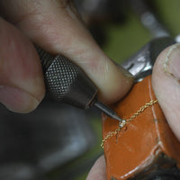Mary signaturhalsband, 18k gult guld / vitguld