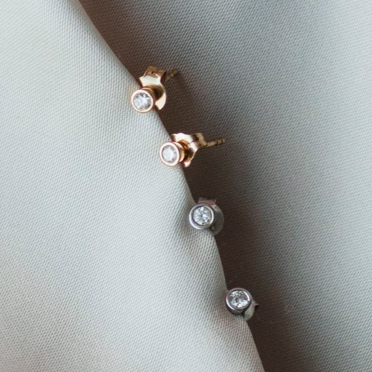 Bild som visar Elin diamantörhänge i både 18k vitt guld och 18k guld