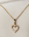 Närbild på Astrid hjärta med diamanter på guldkedja