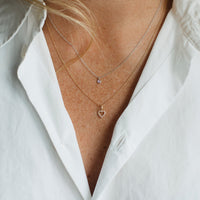 Ebba bär Ebba von Sydow Jewelry Halsband Astrid hjärta med diamanter 18k guld