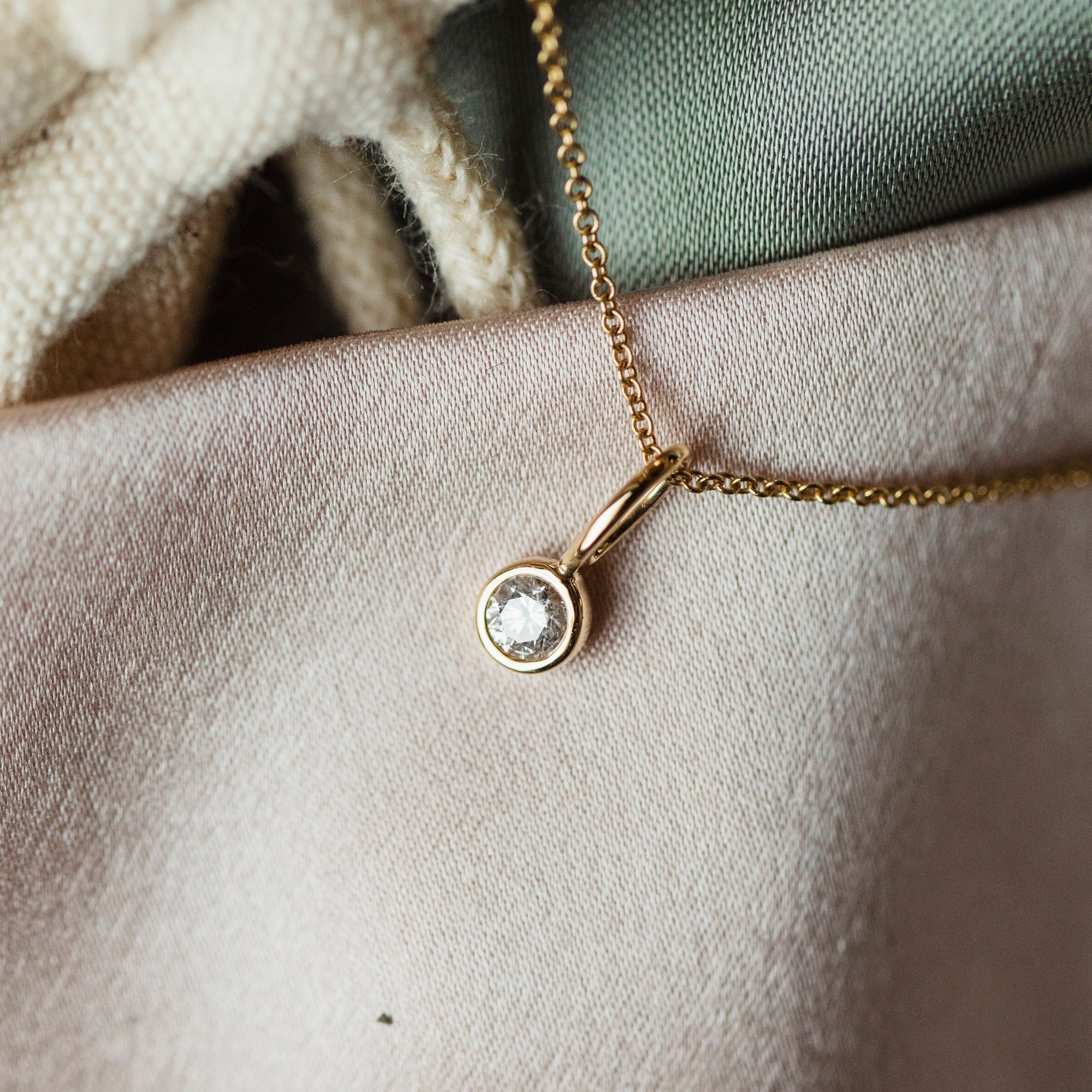 Greta diamantberlock, 18k gult guld / vitt guld