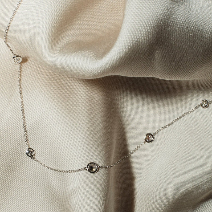 Elisabeth diamanthalsband med fem diamanter, 18k guld/vitguld