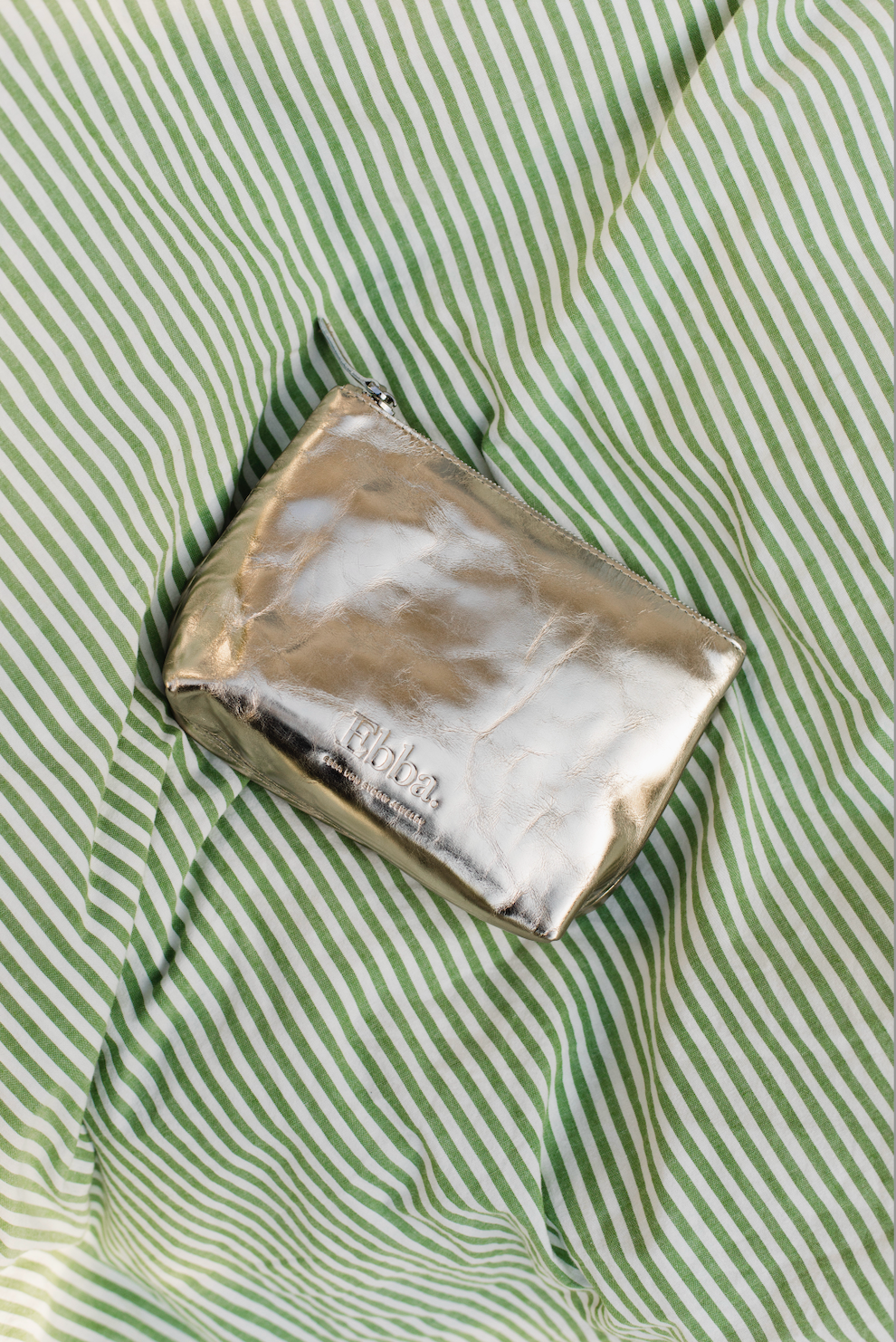 Ebba Pouch i guldfärgat läder 