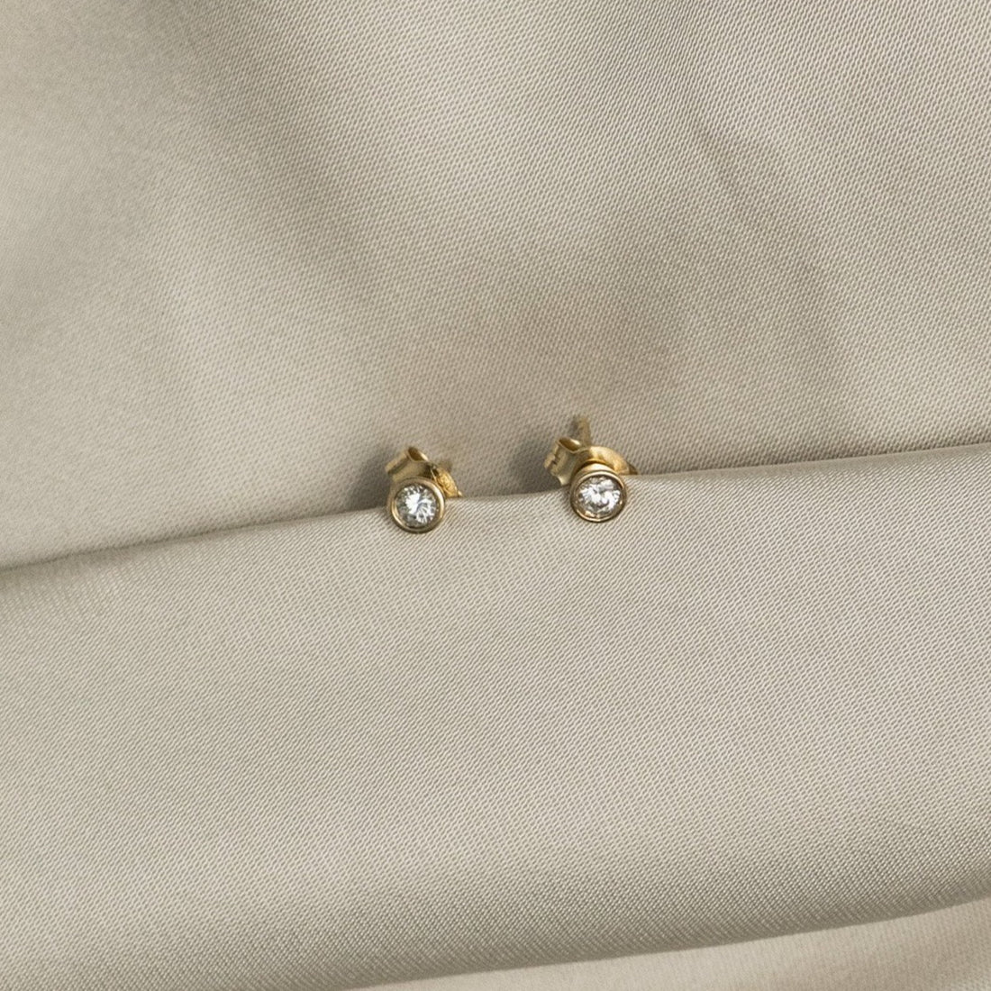 Ebba von Sydow Jewelry Signaturörhänge Alma, 18k guld Signature diamond earrings Alma 18k 