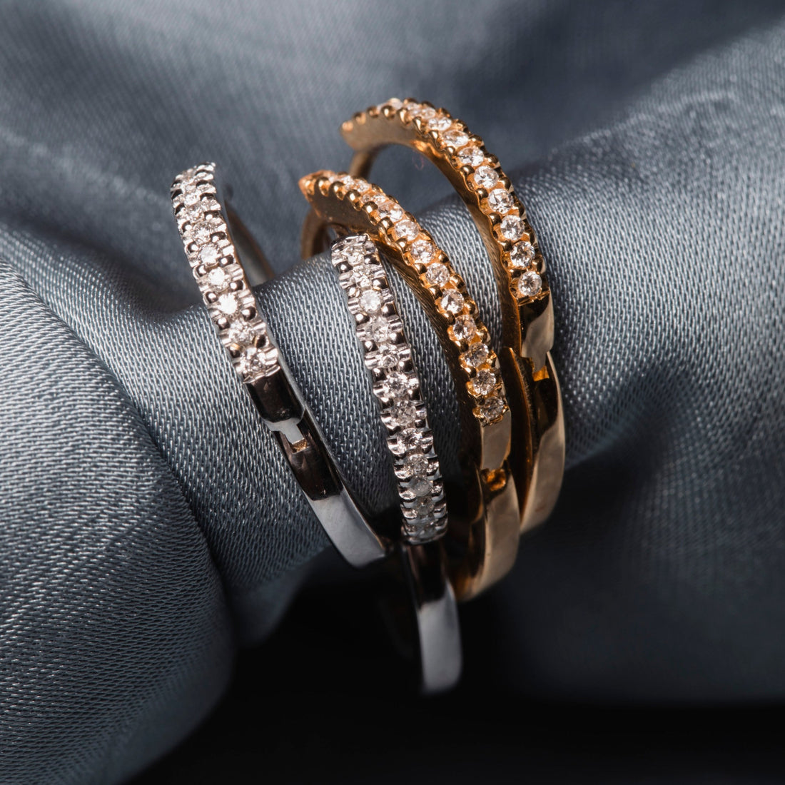 Ingrid hoops diamantörhänge visas i 18k guld och 18k vitt guld - Ebba von Sydow Jewelry