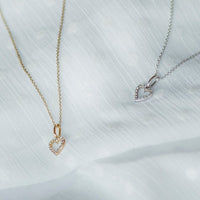 Bild på Astrid diamanthalsband med 16 diamater, här visas både Astrid i 18k guld samt i 18k Vitt guld