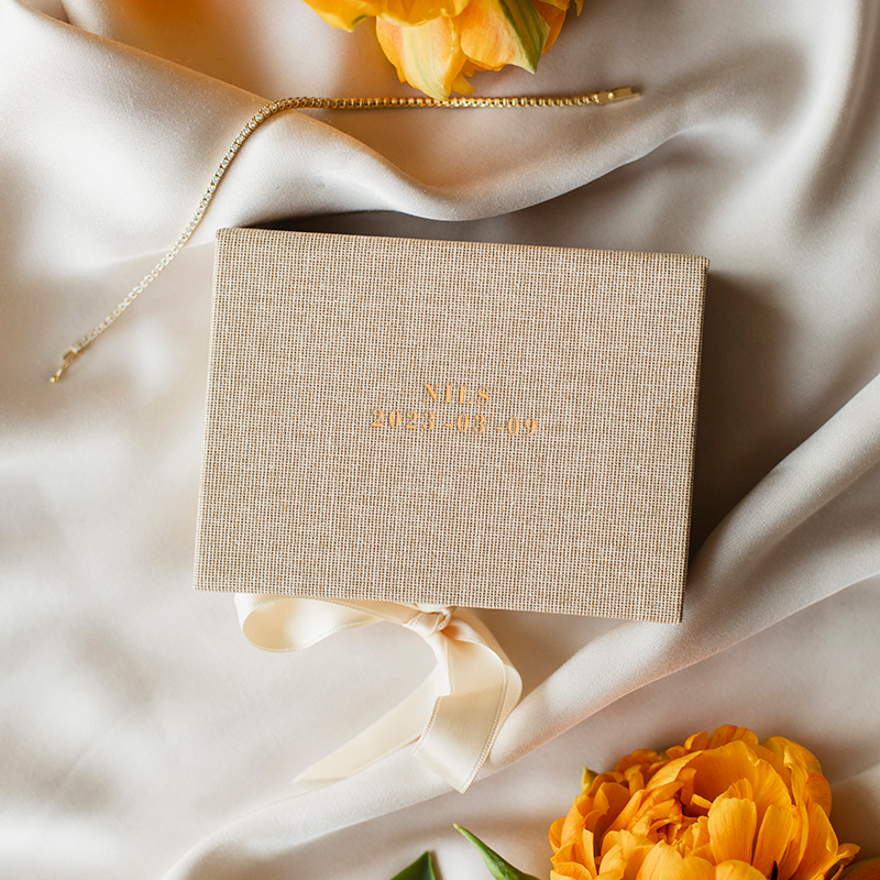 Elisabeth 5-stenshalsband, 18k gult guld / vitguld